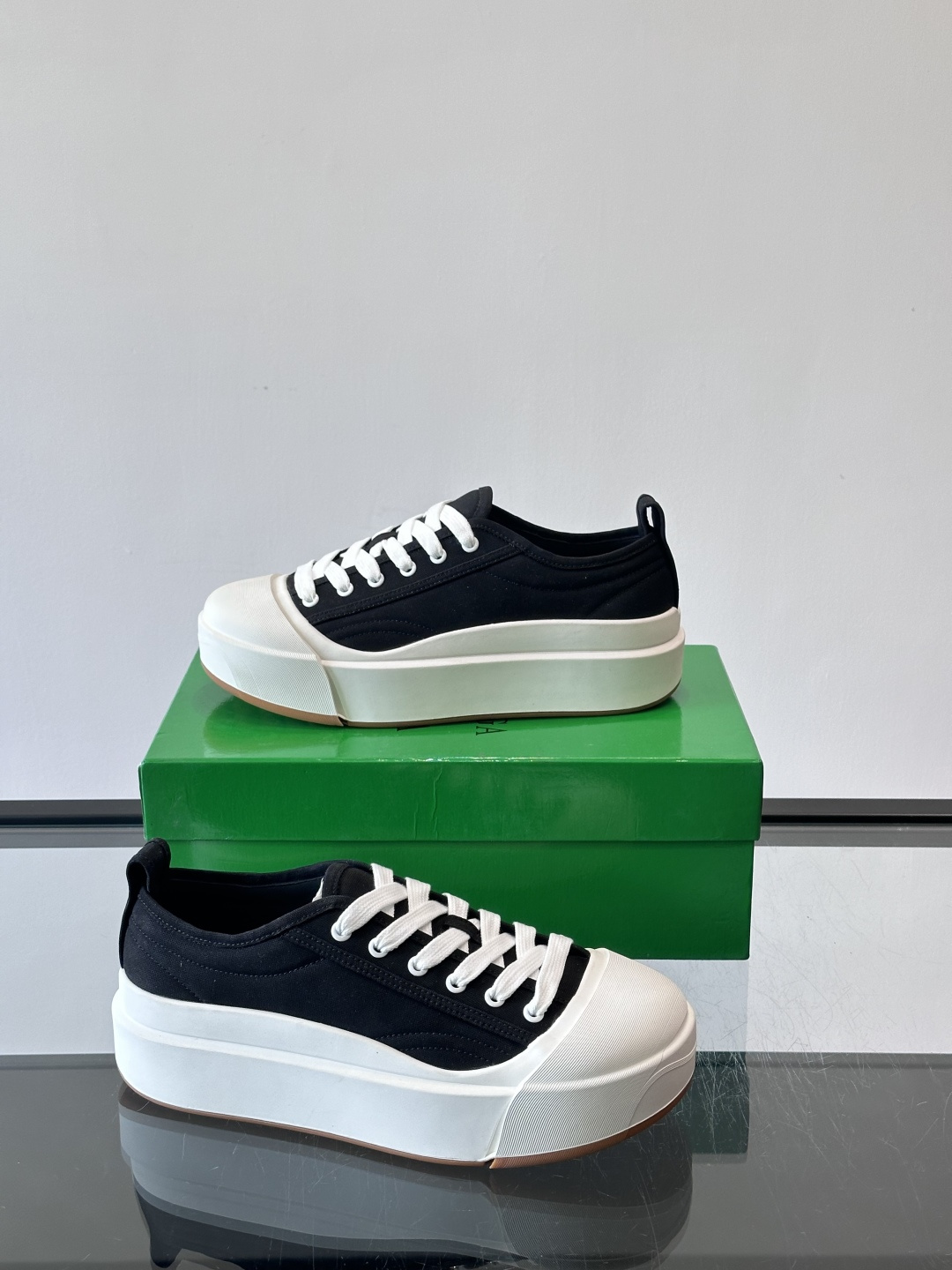 ​👟Bottega Veneta Vulcan系列厚底小白鞋，采用帆布棉+小牛皮拼接，舒适透气，厚底设计