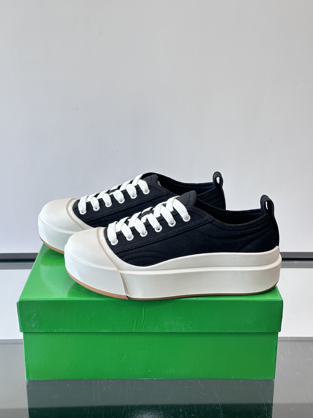 ​👟Bottega Veneta Vulcan系列厚底小白鞋，采用帆布棉+小牛皮拼接，舒适透气，厚底设计