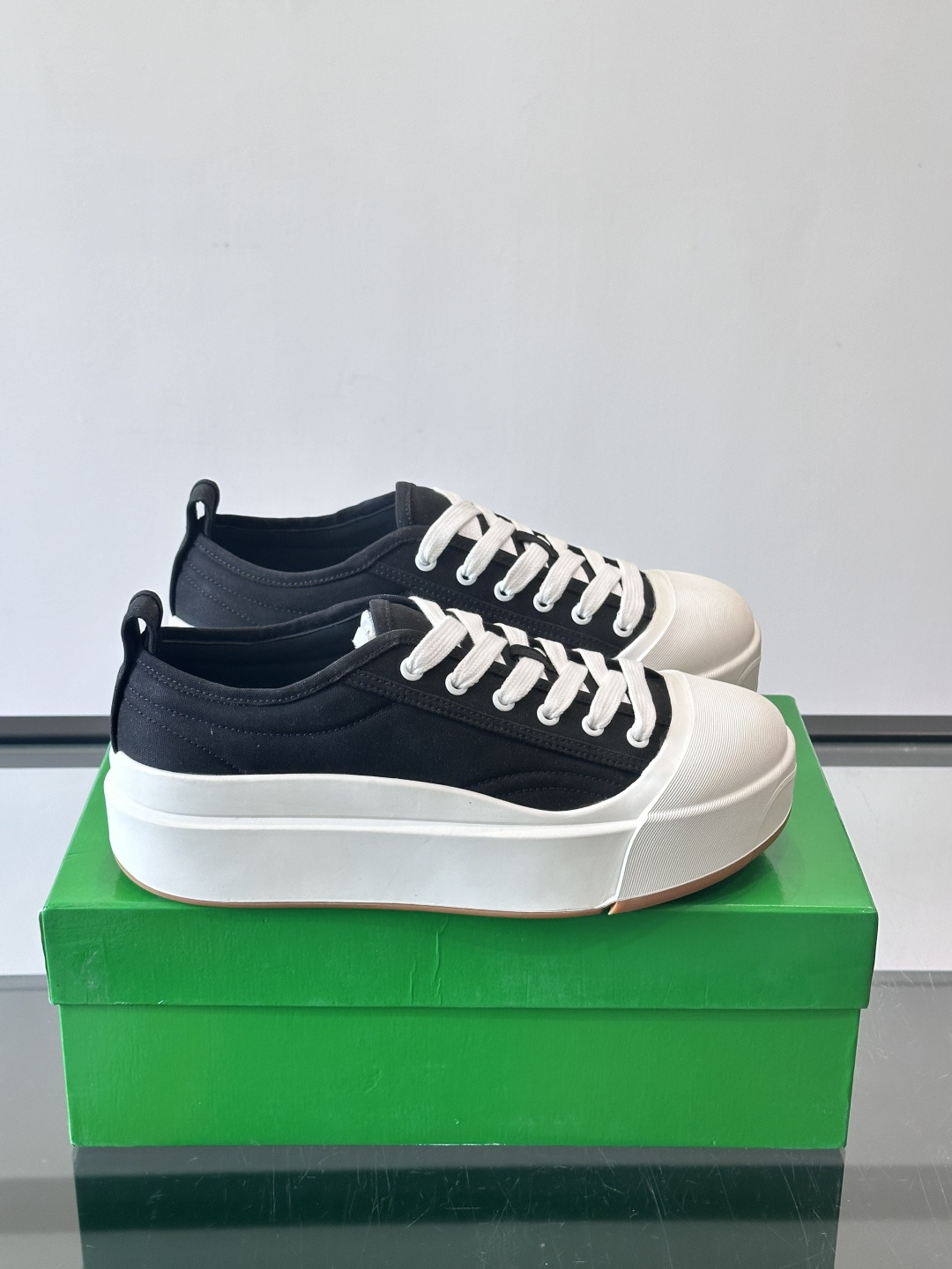 ​👟Bottega Veneta Vulcan系列厚底小白鞋，采用帆布棉+小牛皮拼接，舒适透气，厚底设计