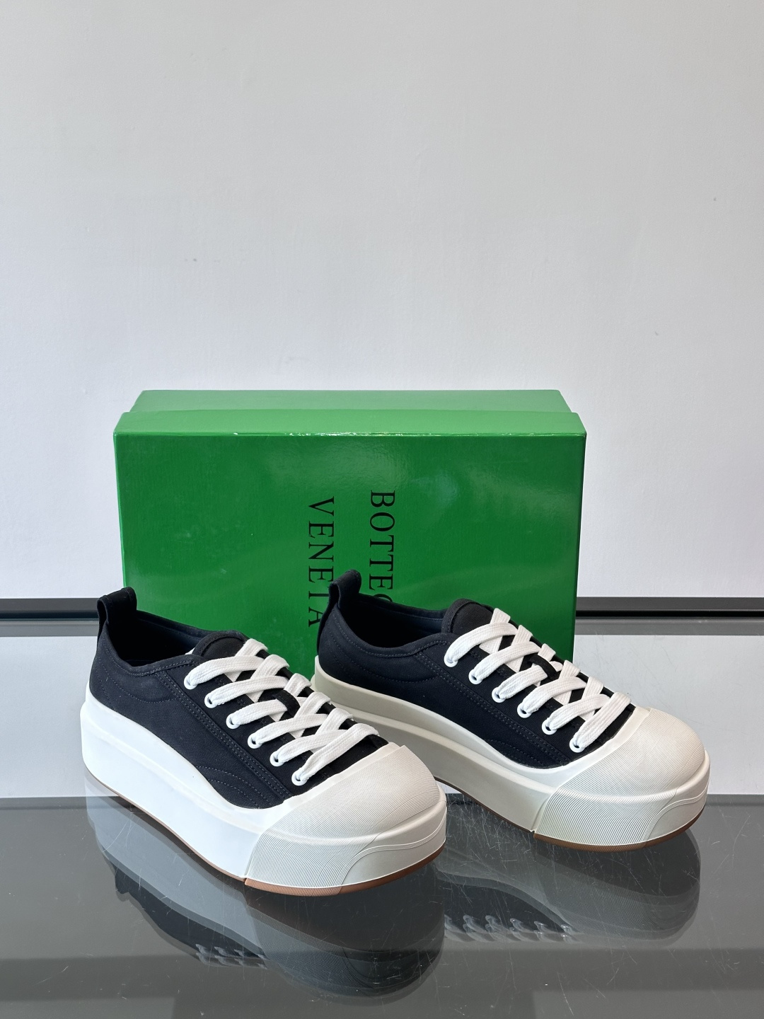 ​👟Bottega Veneta Vulcan系列厚底小白鞋，采用帆布棉+小牛皮拼接，舒适透气，厚底设计