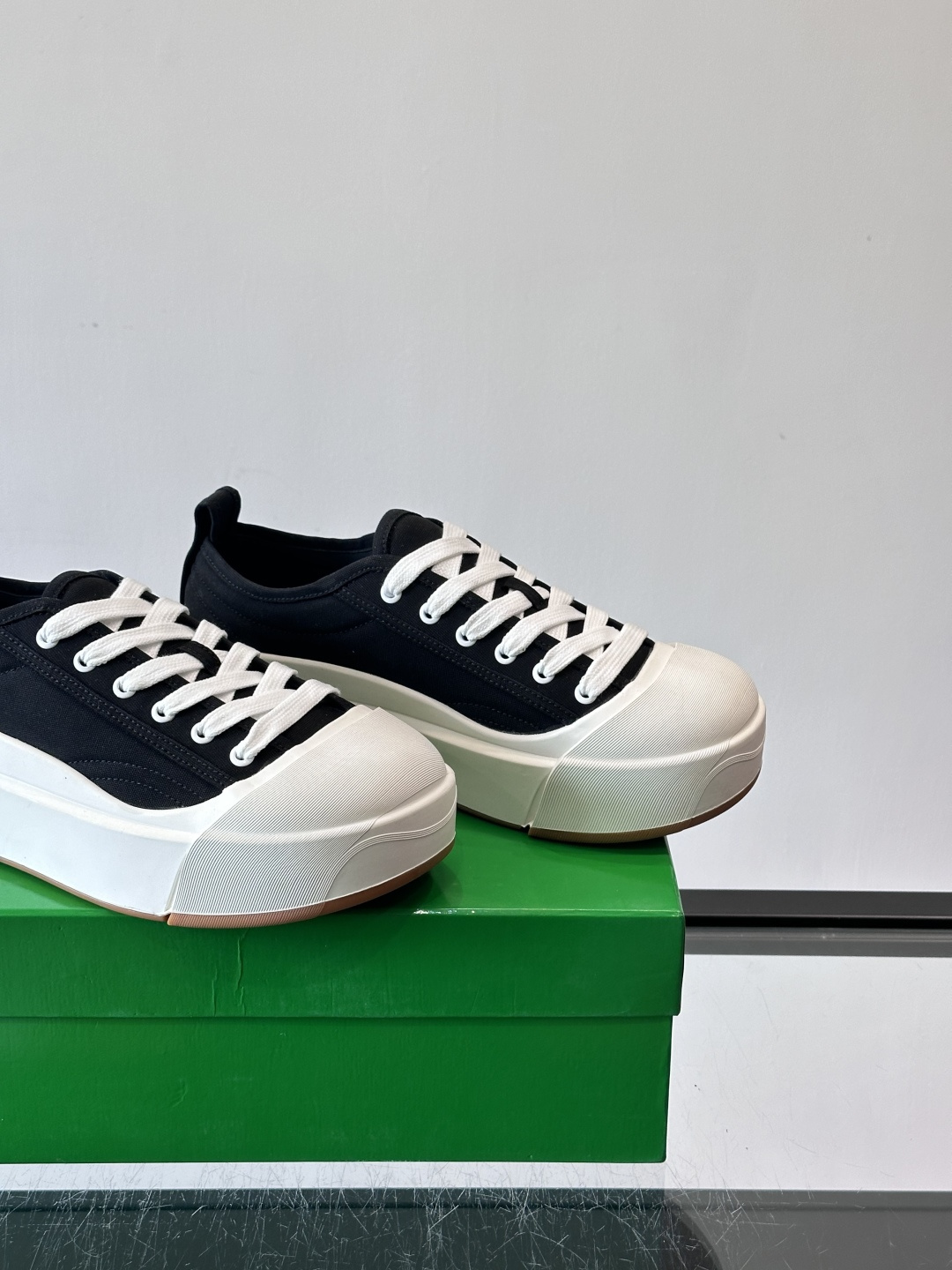 ​👟Bottega Veneta Vulcan系列厚底小白鞋，采用帆布棉+小牛皮拼接，舒适透气，厚底设计