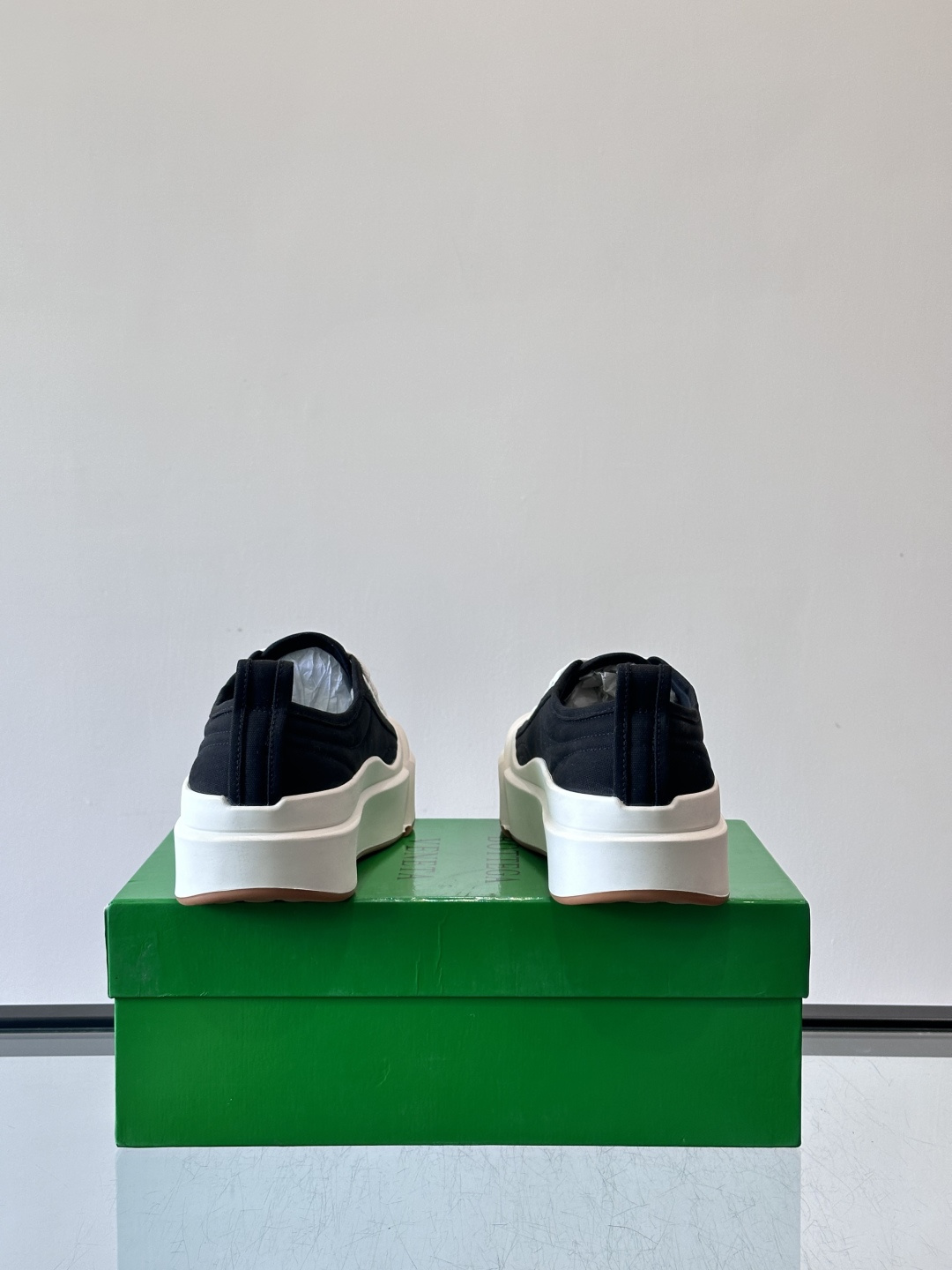 ​👟Bottega Veneta Vulcan系列厚底小白鞋，采用帆布棉+小牛皮拼接，舒适透气，厚底设计