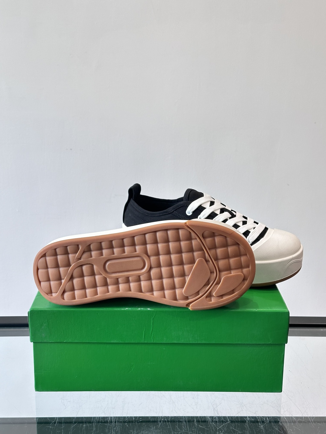 ​👟Bottega Veneta Vulcan系列厚底小白鞋，采用帆布棉+小牛皮拼接，舒适透气，厚底设计