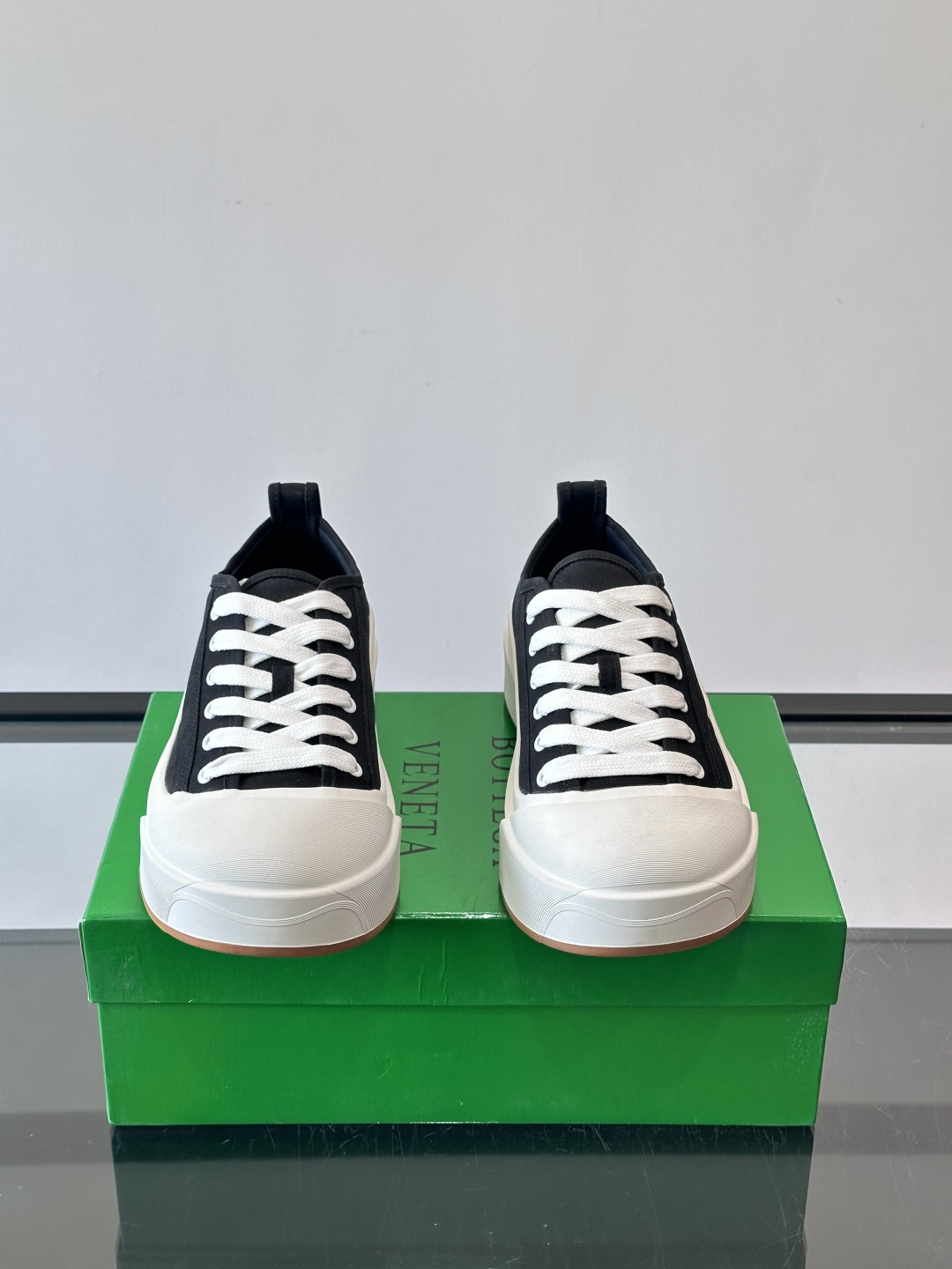 ​👟Bottega Veneta Vulcan系列厚底小白鞋，采用帆布棉+小牛皮拼接，舒适透气，厚底设计