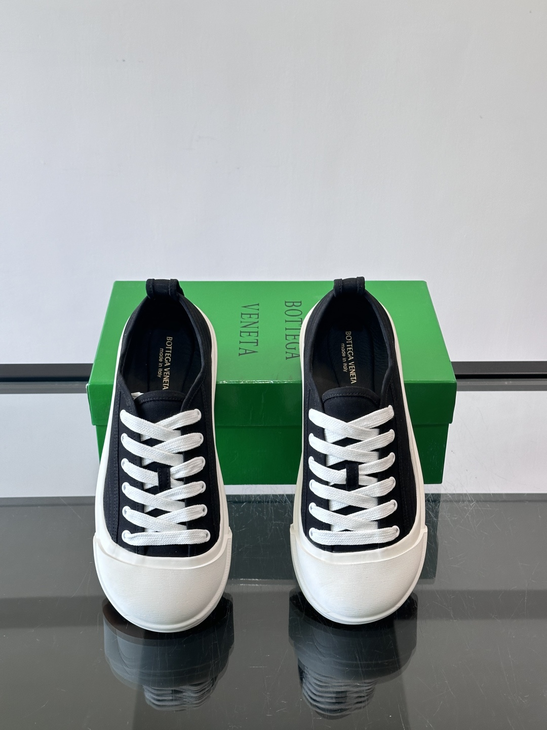 ​👟Bottega Veneta Vulcan系列厚底小白鞋，采用帆布棉+小牛皮拼接，舒适透气，厚底设计