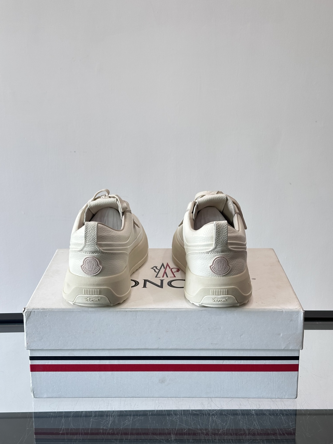 Moncler Genius 5系列运动鞋，采用荔枝纹牛皮打造，质感细腻又耐用。简约百搭，鞋侧有品牌标志