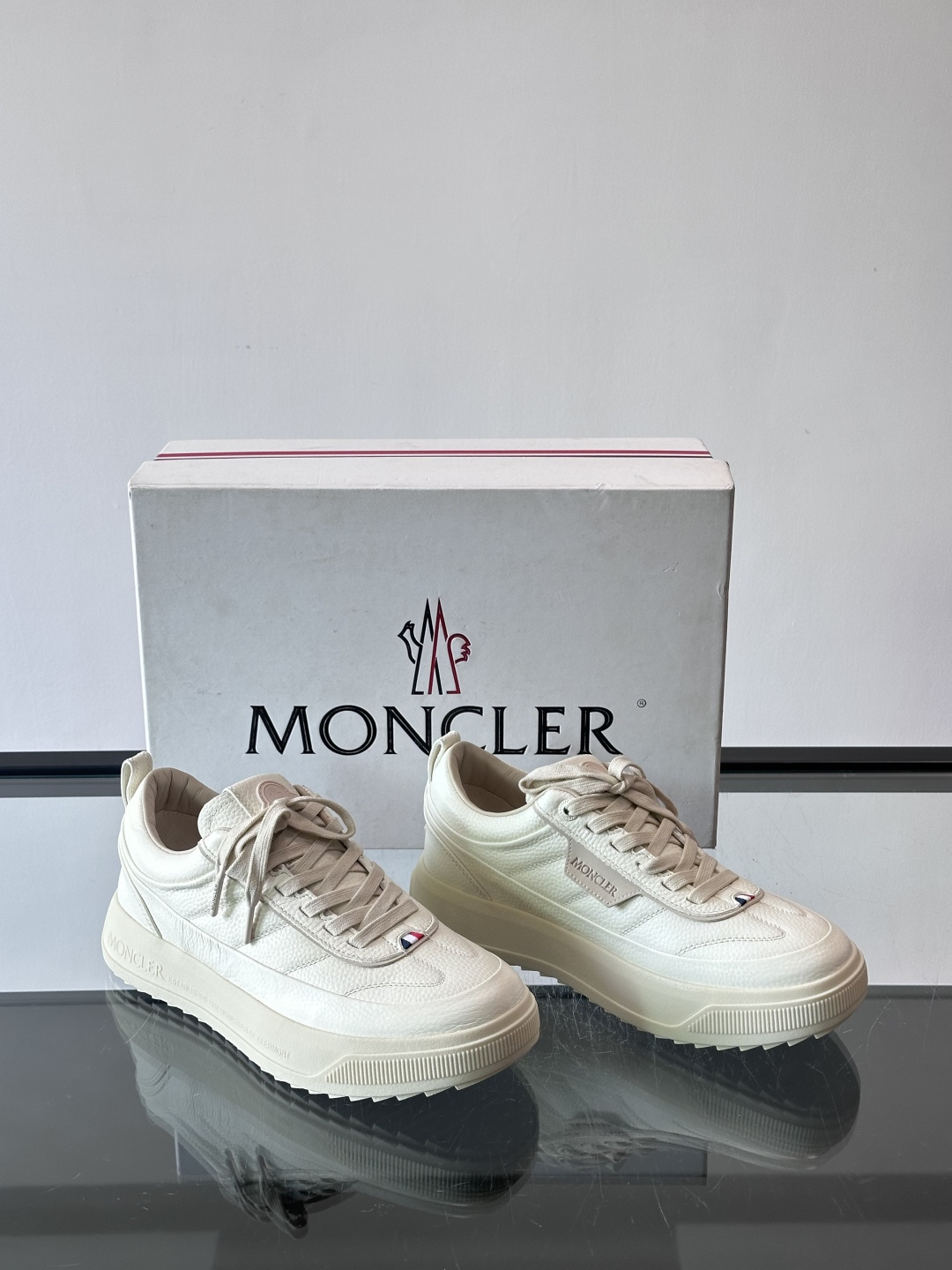 Moncler Genius 5系列运动鞋，采用荔枝纹牛皮打造，质感细腻又耐用。简约百搭，鞋侧有品牌标志