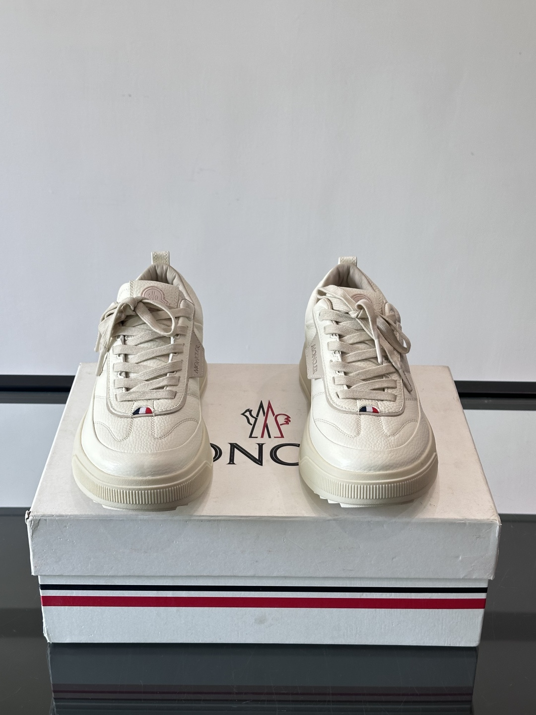 Moncler Genius 5系列运动鞋，采用荔枝纹牛皮打造，质感细腻又耐用。简约百搭，鞋侧有品牌标志