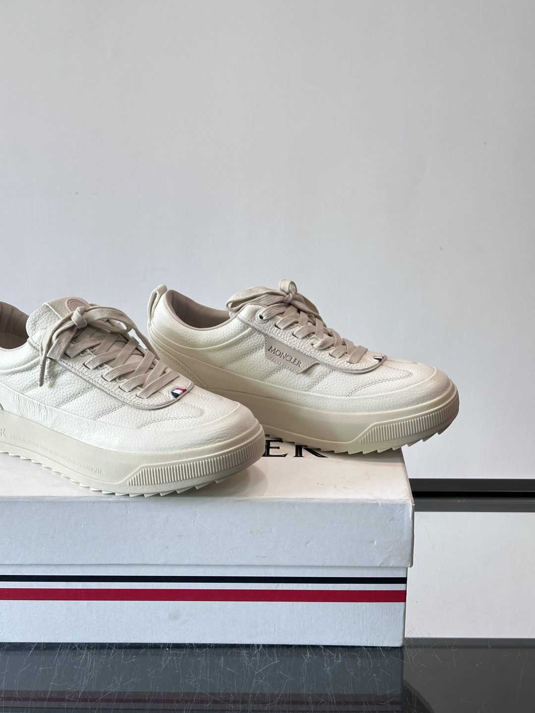 Moncler Genius 5系列运动鞋，采用荔枝纹牛皮打造，质感细腻又耐用。简约百搭，鞋侧有品牌标志