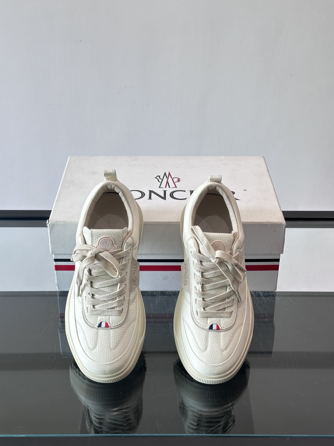 Moncler Genius 5系列运动鞋，采用荔枝纹牛皮打造，质感细腻又耐用。简约百搭，鞋侧有品牌标志