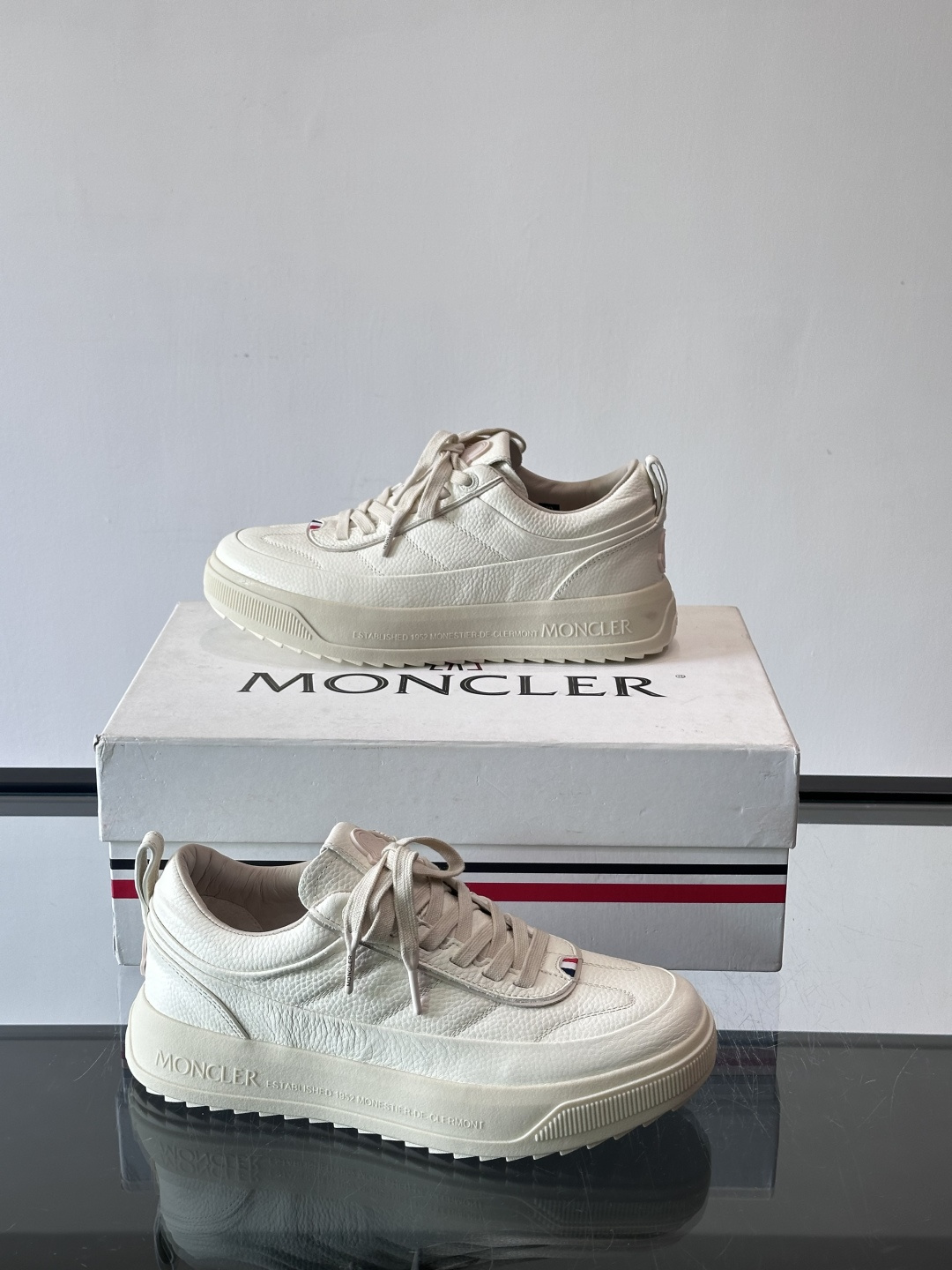Moncler Genius 5系列运动鞋，采用荔枝纹牛皮打造，质感细腻又耐用。简约百搭，鞋侧有品牌标志