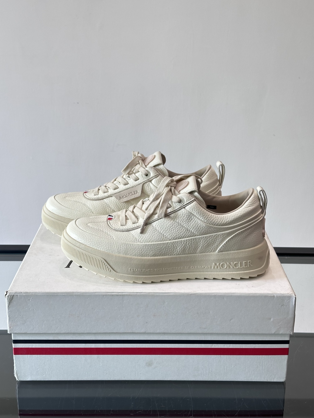 Moncler Genius 5系列运动鞋，采用荔枝纹牛皮打造，质感细腻又耐用。简约百搭，鞋侧有品牌标志