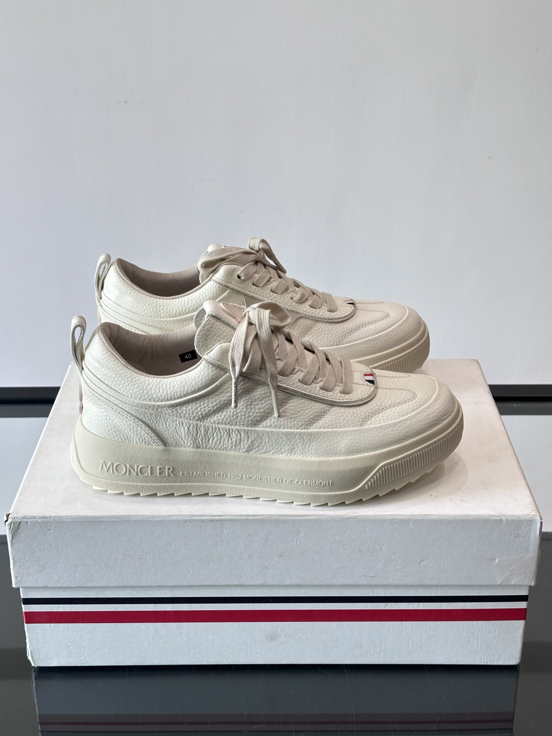 Moncler Genius 5系列运动鞋，采用荔枝纹牛皮打造，质感细腻又耐用。简约百搭，鞋侧有品牌标志