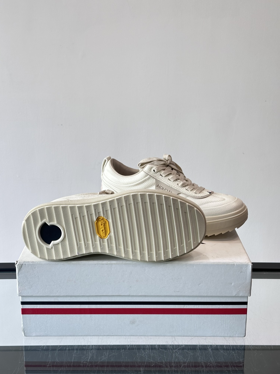 Moncler Genius 5系列运动鞋，采用荔枝纹牛皮打造，质感细腻又耐用。简约百搭，鞋侧有品牌标志