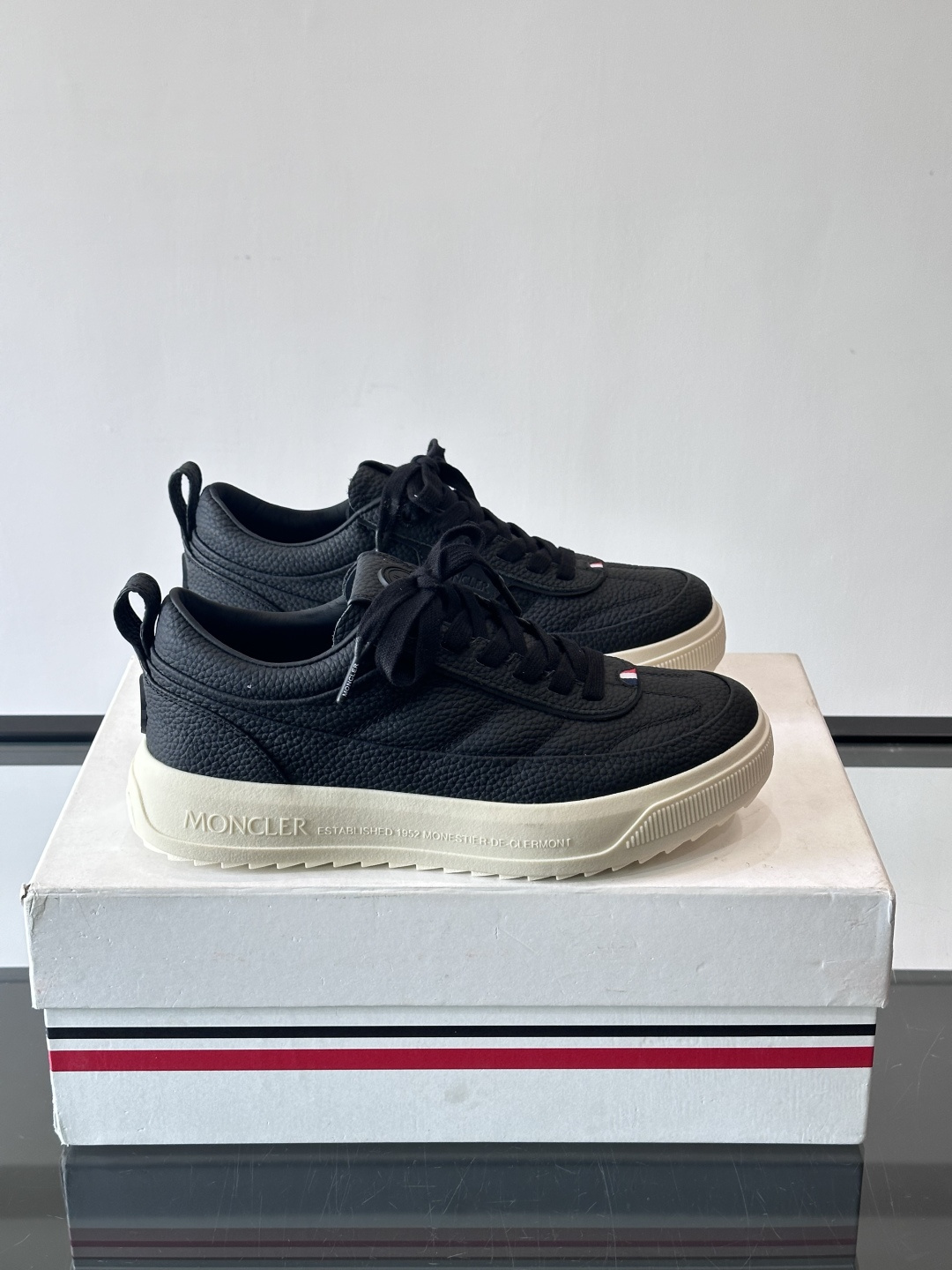 Moncler Genius 5系列运动鞋，采用荔枝纹牛皮打造，质感细腻又耐用。简约百搭，鞋侧有品牌标志