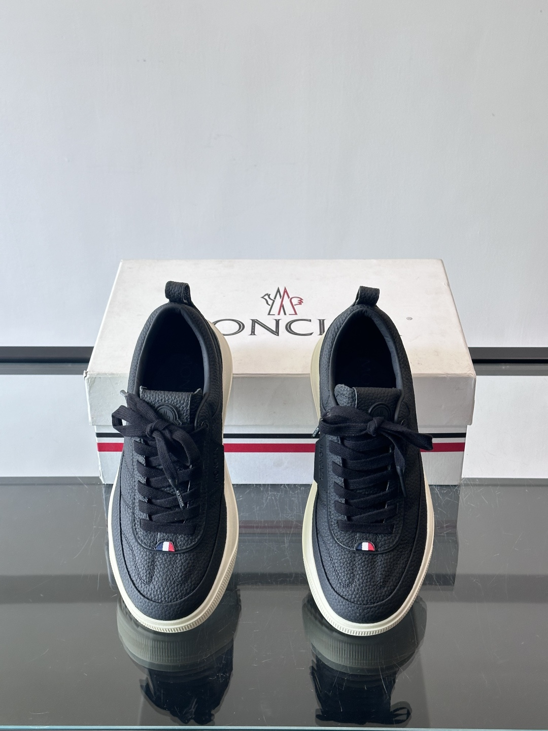 Moncler Genius 5系列运动鞋，采用荔枝纹牛皮打造，质感细腻又耐用。简约百搭，鞋侧有品牌标志