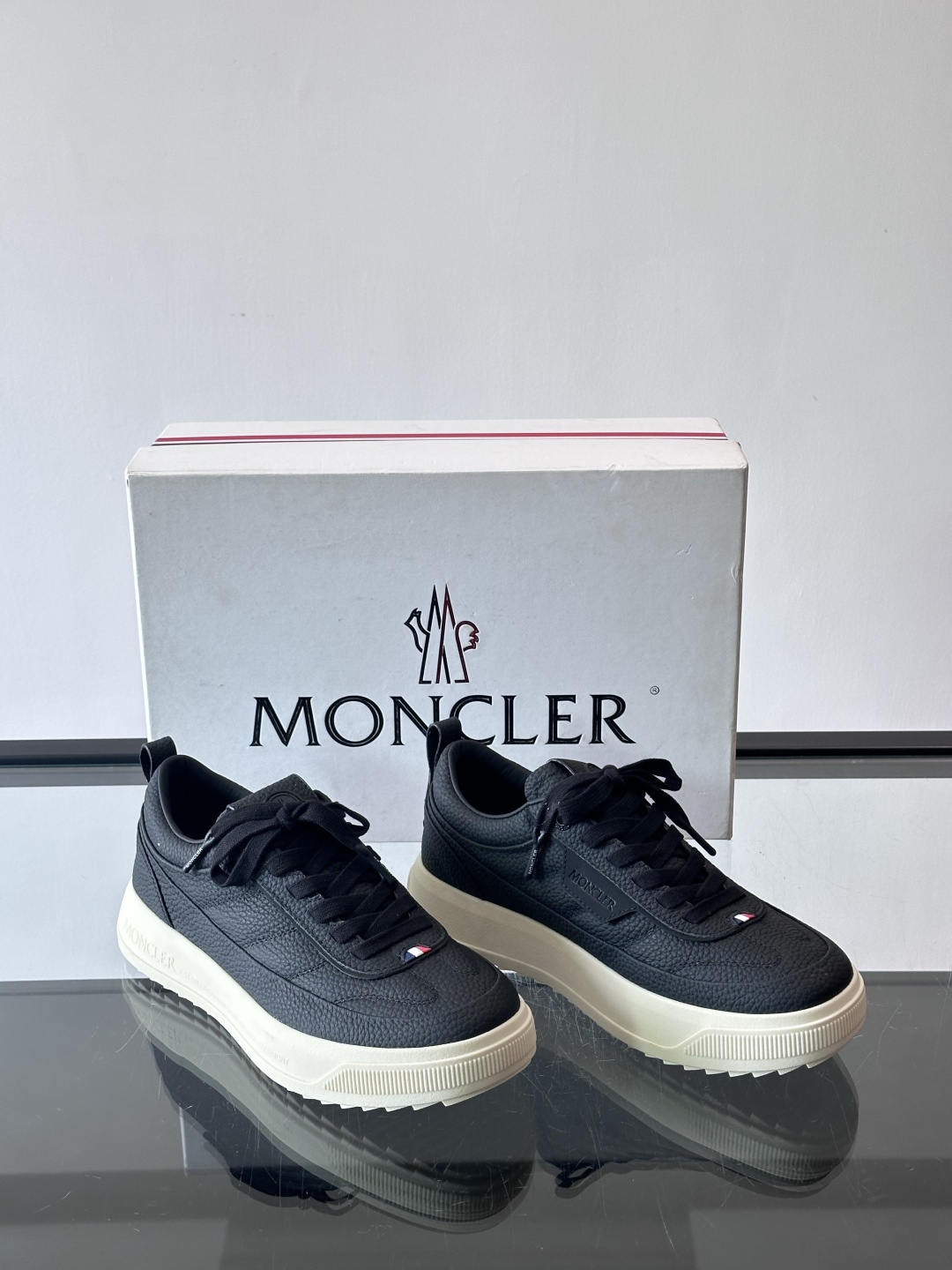 Moncler Genius 5系列运动鞋，采用荔枝纹牛皮打造，质感细腻又耐用。简约百搭，鞋侧有品牌标志
