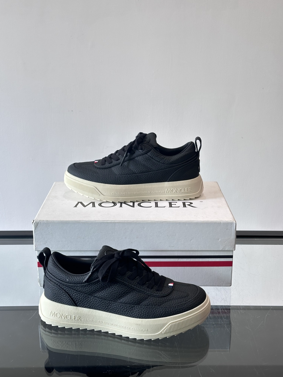 Moncler Genius 5系列运动鞋，采用荔枝纹牛皮打造，质感细腻又耐用。简约百搭，鞋侧有品牌标志