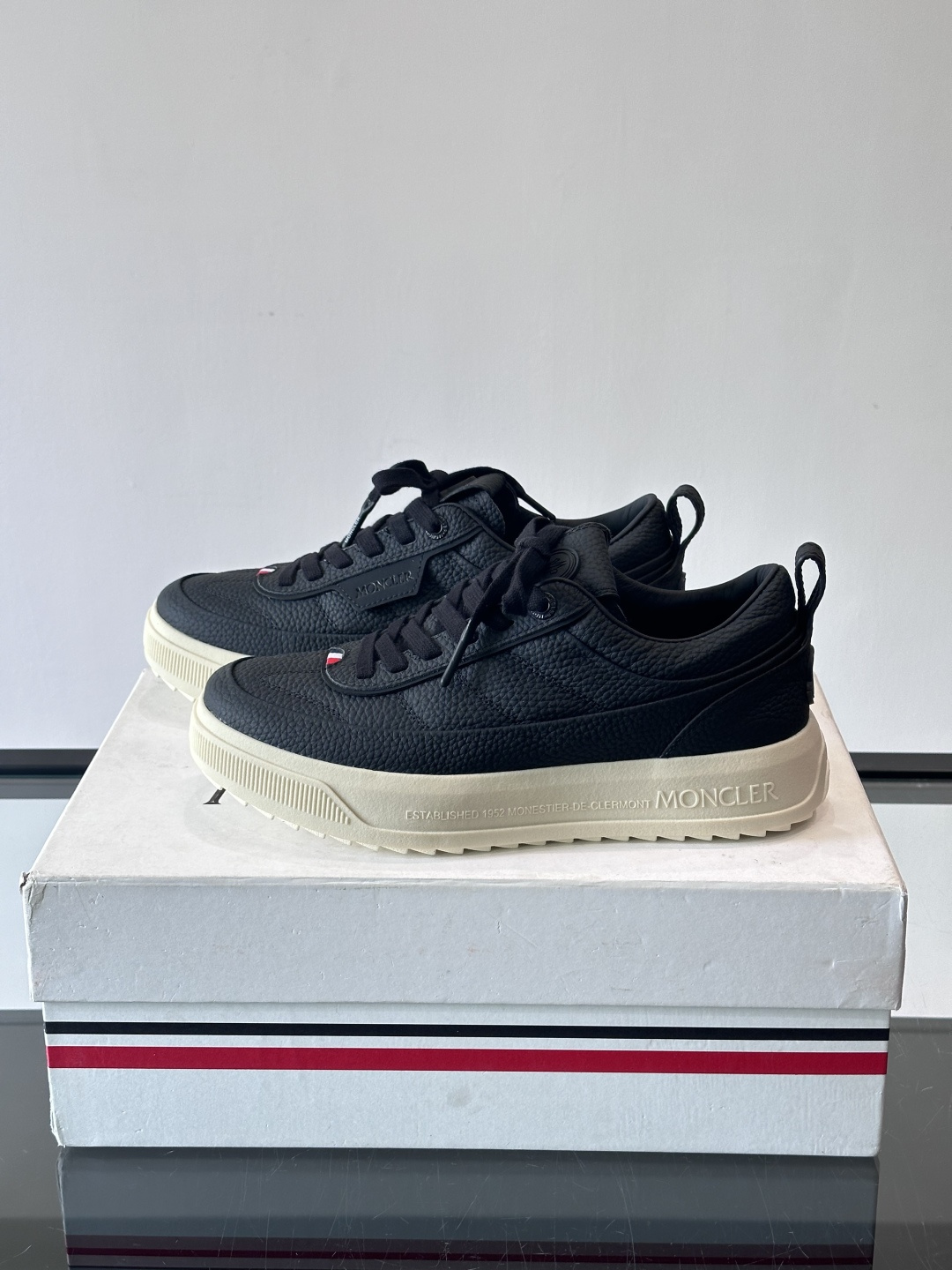 Moncler Genius 5系列运动鞋，采用荔枝纹牛皮打造，质感细腻又耐用。简约百搭，鞋侧有品牌标志