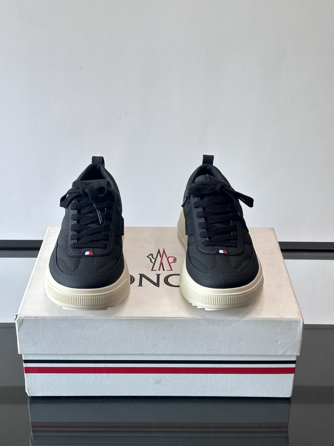Moncler Genius 5系列运动鞋，采用荔枝纹牛皮打造，质感细腻又耐用。简约百搭，鞋侧有品牌标志