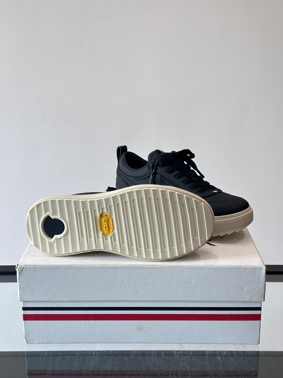 Moncler Genius 5系列运动鞋，采用荔枝纹牛皮打造，质感细腻又耐用。简约百搭，鞋侧有品牌标志