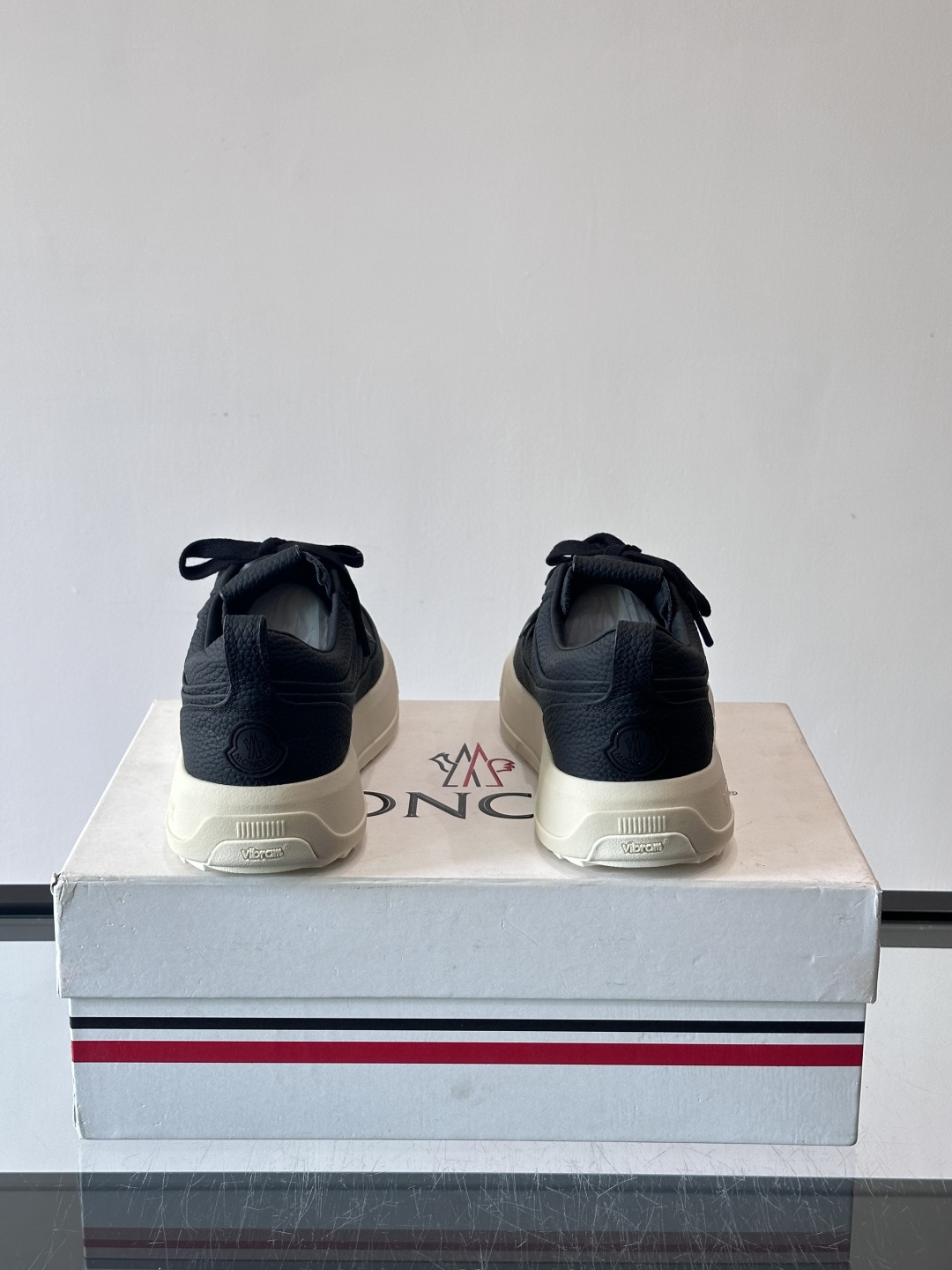 Moncler Genius 5系列运动鞋，采用荔枝纹牛皮打造，质感细腻又耐用。简约百搭，鞋侧有品牌标志