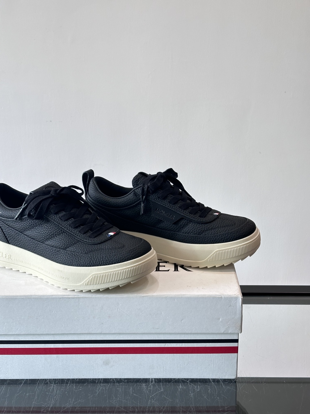 Moncler Genius 5系列运动鞋，采用荔枝纹牛皮打造，质感细腻又耐用。简约百搭，鞋侧有品牌标志