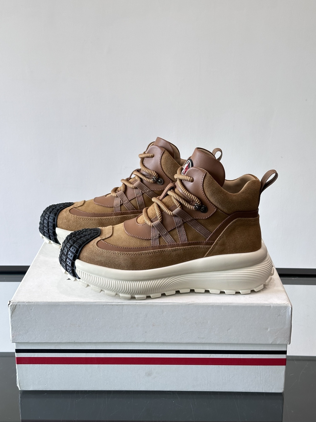 👟Mon蒙口男士运动鞋，棕色主色调，进口透气麂皮，质感满分又透气！黑色橡胶鞋头耐磨防护，厚底设计缓震力强