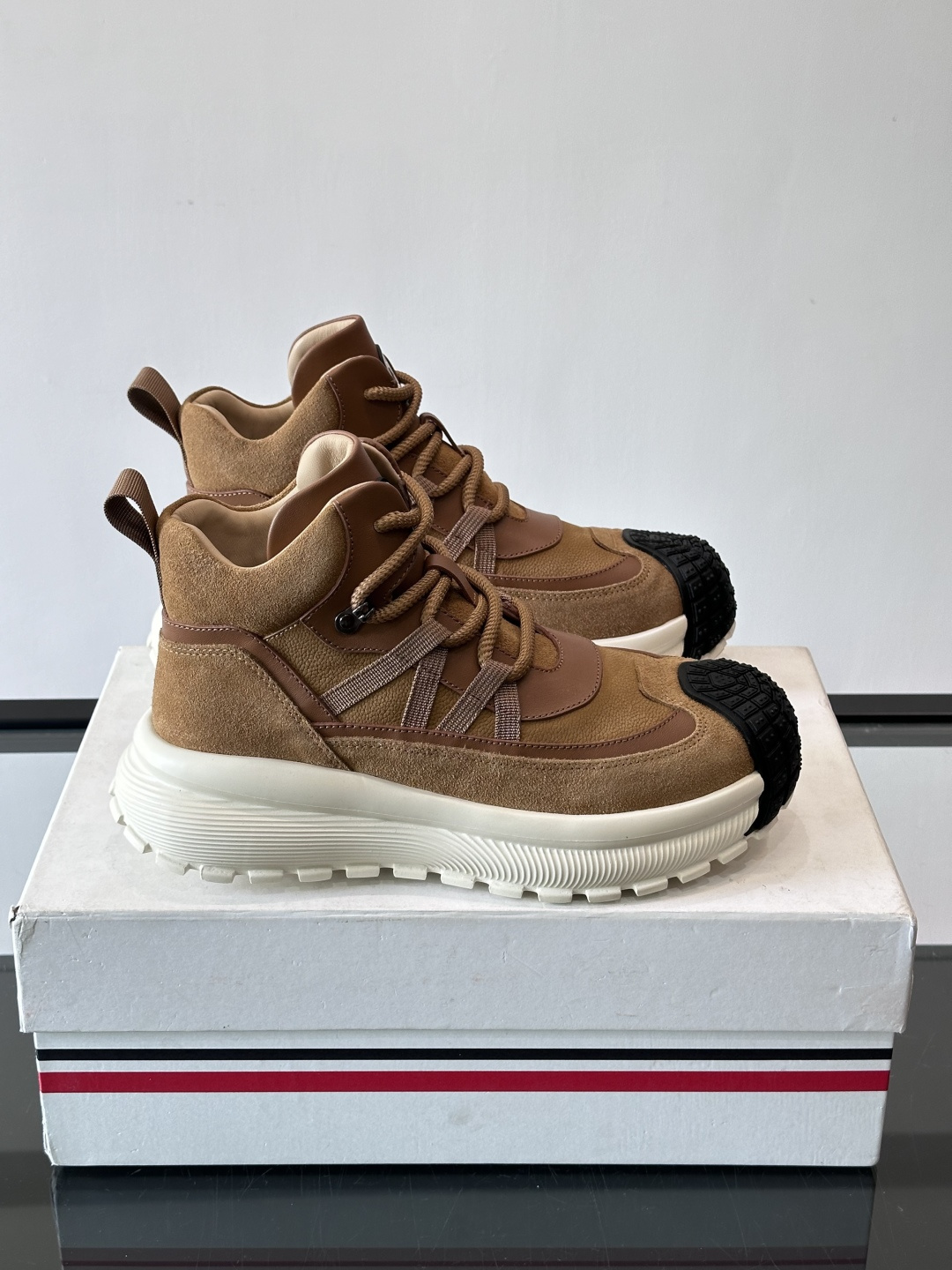 👟Mon蒙口男士运动鞋，棕色主色调，进口透气麂皮，质感满分又透气！黑色橡胶鞋头耐磨防护，厚底设计缓震力强