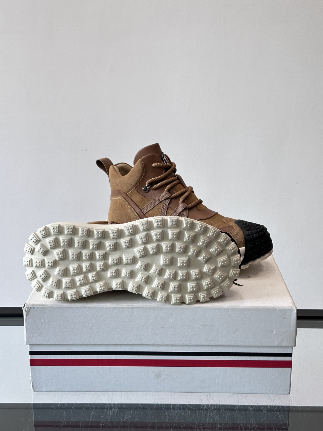 👟Mon蒙口男士运动鞋，棕色主色调，进口透气麂皮，质感满分又透气！黑色橡胶鞋头耐磨防护，厚底设计缓震力强