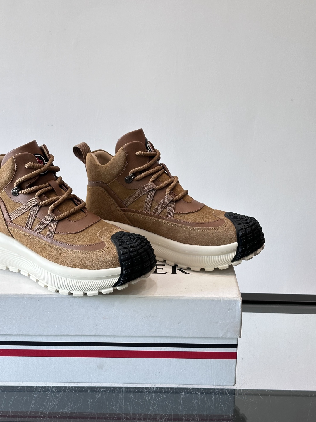 👟Mon蒙口男士运动鞋，棕色主色调，进口透气麂皮，质感满分又透气！黑色橡胶鞋头耐磨防护，厚底设计缓震力强