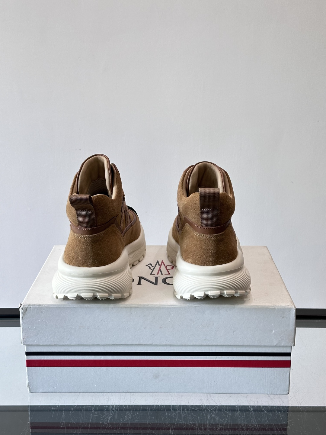👟Mon蒙口男士运动鞋，棕色主色调，进口透气麂皮，质感满分又透气！黑色橡胶鞋头耐磨防护，厚底设计缓震力强