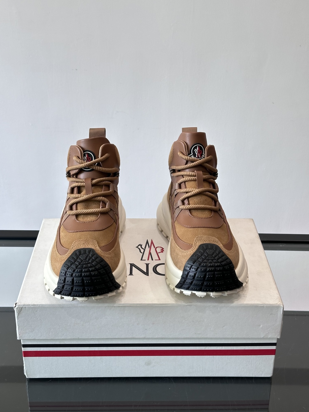 👟Mon蒙口男士运动鞋，棕色主色调，进口透气麂皮，质感满分又透气！黑色橡胶鞋头耐磨防护，厚底设计缓震力强