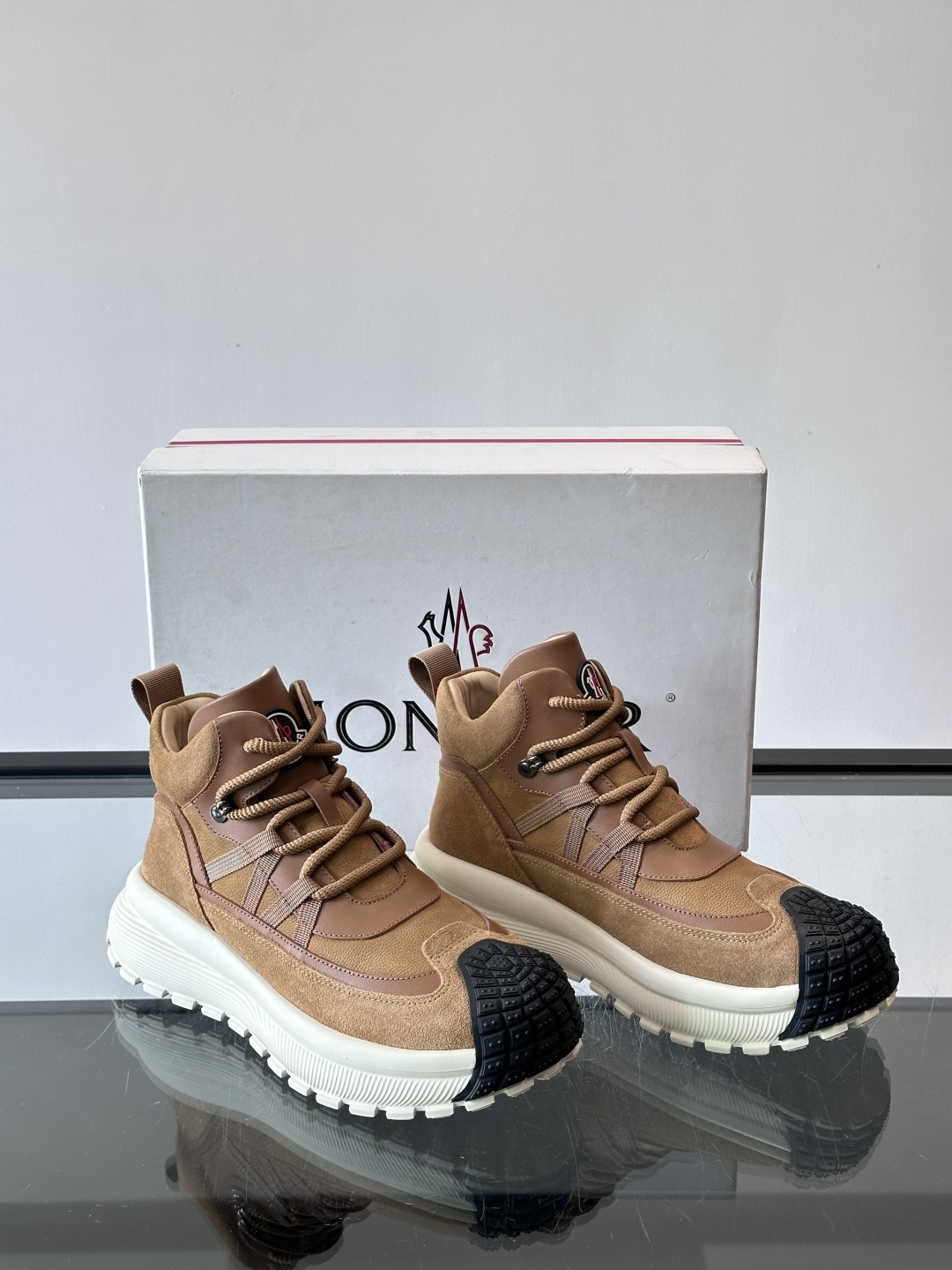 👟Mon蒙口男士运动鞋，棕色主色调，进口透气麂皮，质感满分又透气！黑色橡胶鞋头耐磨防护，厚底设计缓震力强