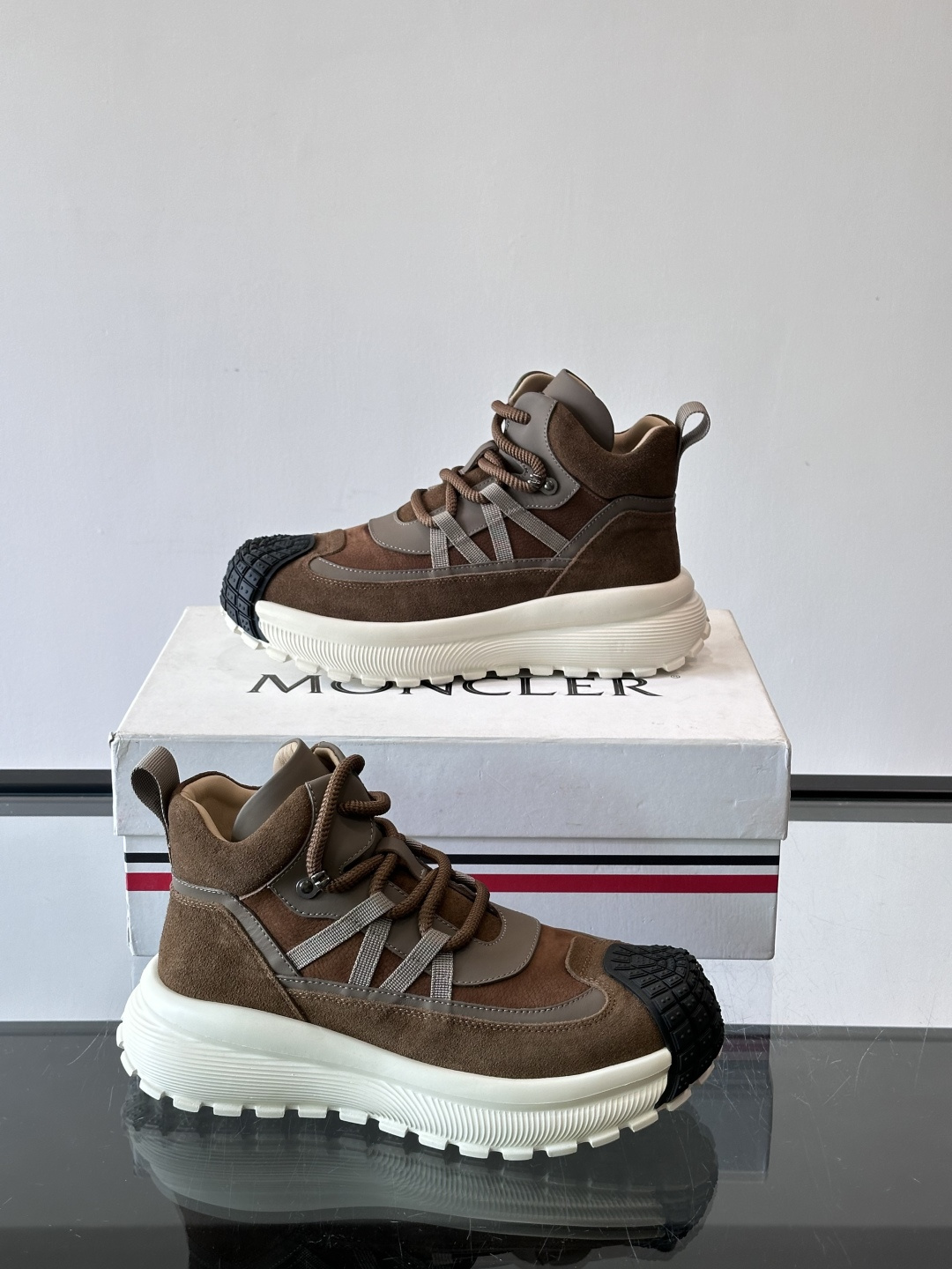 👟Mon蒙口男士运动鞋，棕色主色调，进口透气麂皮，质感满分又透气！黑色橡胶鞋头耐磨防护，厚底设计缓震力强