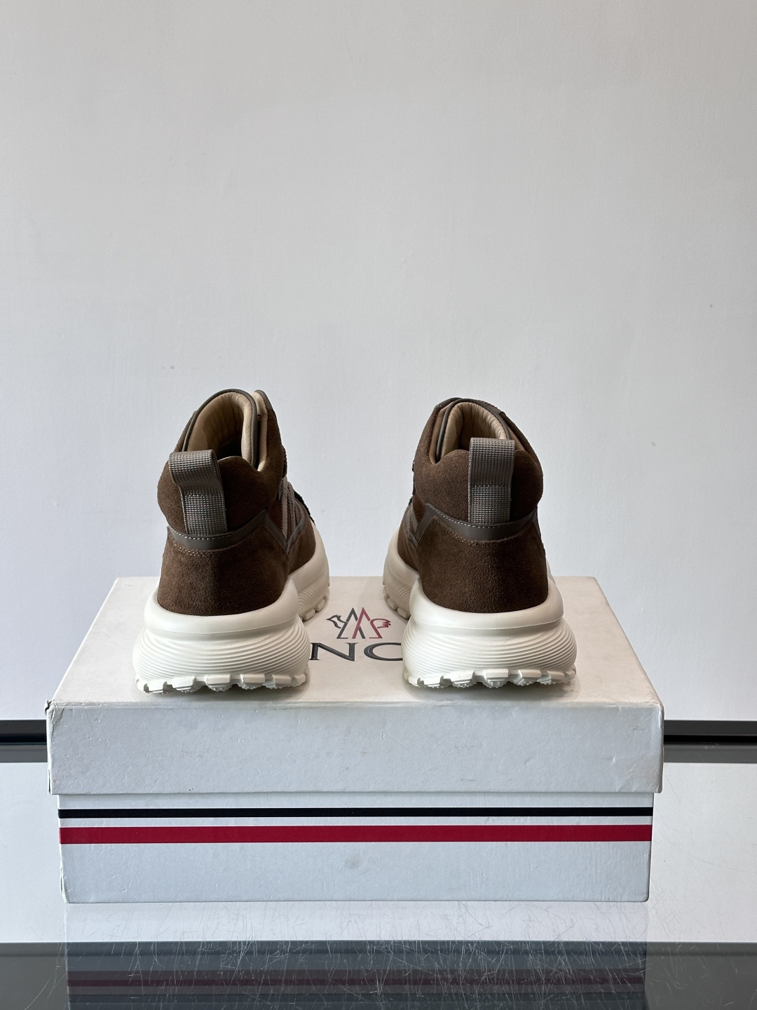 👟Mon蒙口男士运动鞋，棕色主色调，进口透气麂皮，质感满分又透气！黑色橡胶鞋头耐磨防护，厚底设计缓震力强