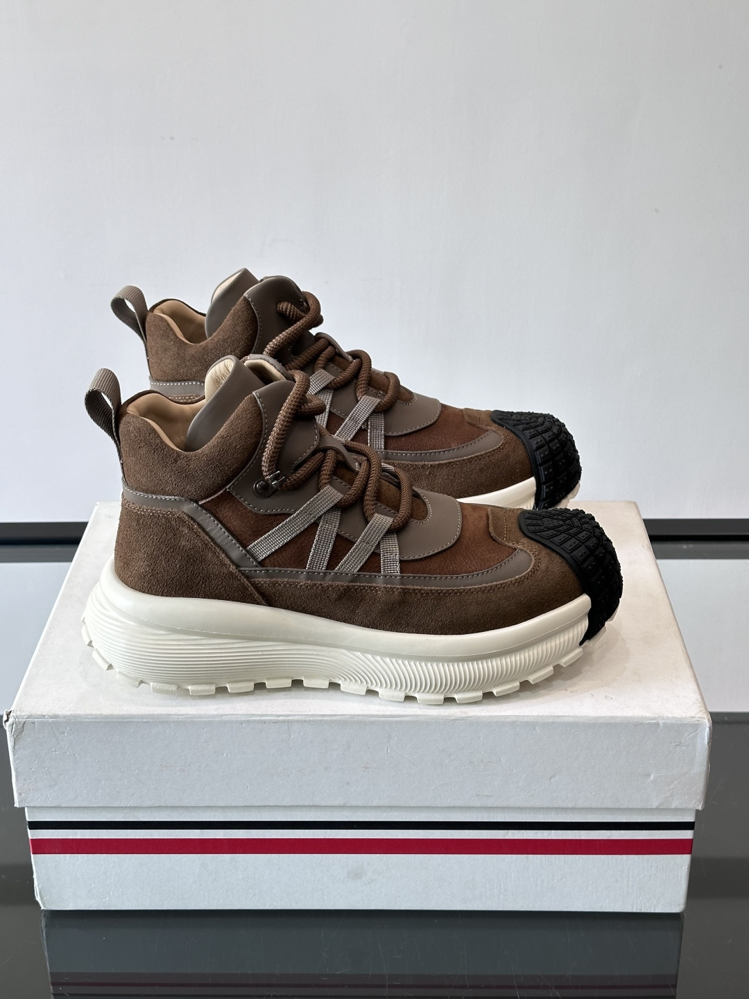 👟Mon蒙口男士运动鞋，棕色主色调，进口透气麂皮，质感满分又透气！黑色橡胶鞋头耐磨防护，厚底设计缓震力强