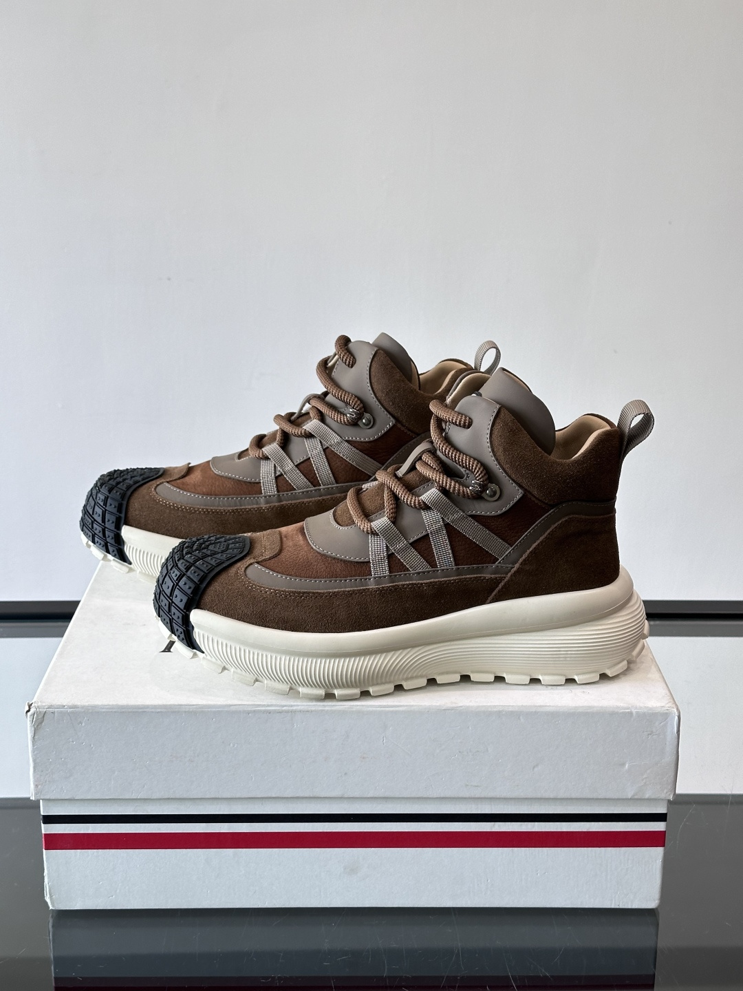 👟Mon蒙口男士运动鞋，棕色主色调，进口透气麂皮，质感满分又透气！黑色橡胶鞋头耐磨防护，厚底设计缓震力强