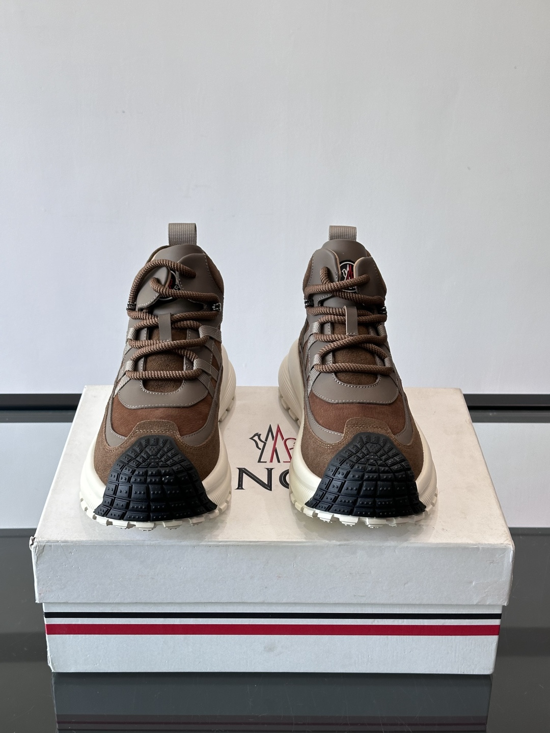 👟Mon蒙口男士运动鞋，棕色主色调，进口透气麂皮，质感满分又透气！黑色橡胶鞋头耐磨防护，厚底设计缓震力强