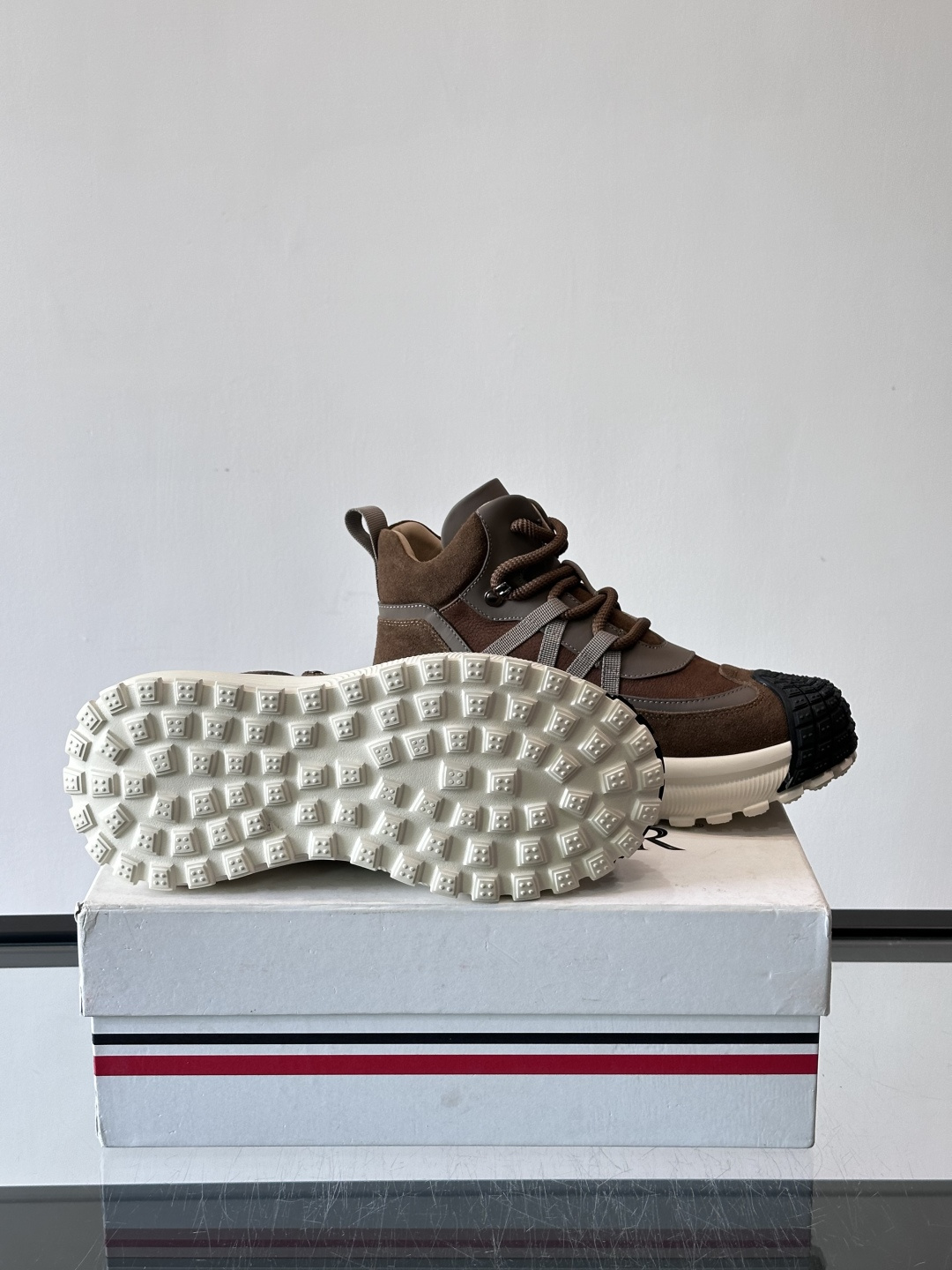 👟Mon蒙口男士运动鞋，棕色主色调，进口透气麂皮，质感满分又透气！黑色橡胶鞋头耐磨防护，厚底设计缓震力强