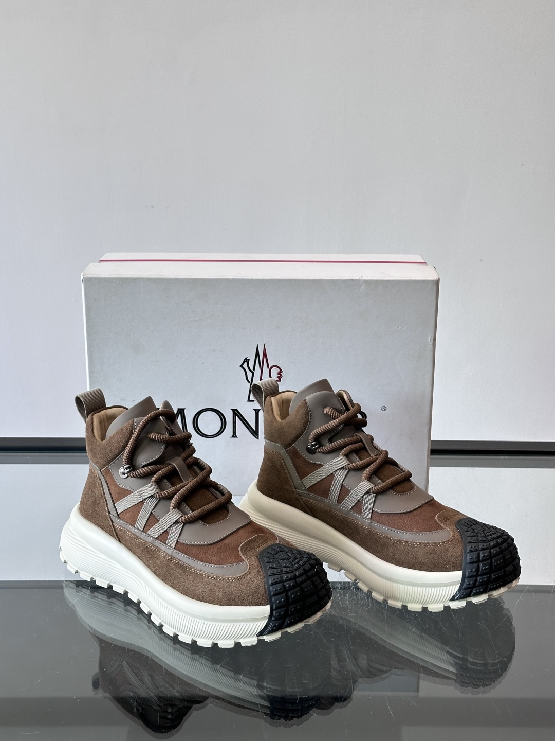 👟Mon蒙口男士运动鞋，棕色主色调，进口透气麂皮，质感满分又透气！黑色橡胶鞋头耐磨防护，厚底设计缓震力强