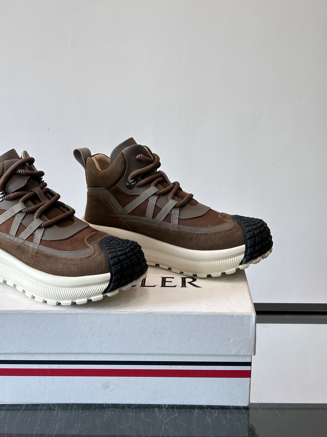 👟Mon蒙口男士运动鞋，棕色主色调，进口透气麂皮，质感满分又透气！黑色橡胶鞋头耐磨防护，厚底设计缓震力强