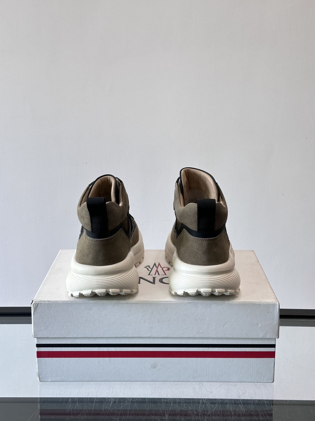 👟Mon蒙口男士运动鞋，棕色主色调，进口透气麂皮，质感满分又透气！黑色橡胶鞋头耐磨防护，厚底设计缓震力强