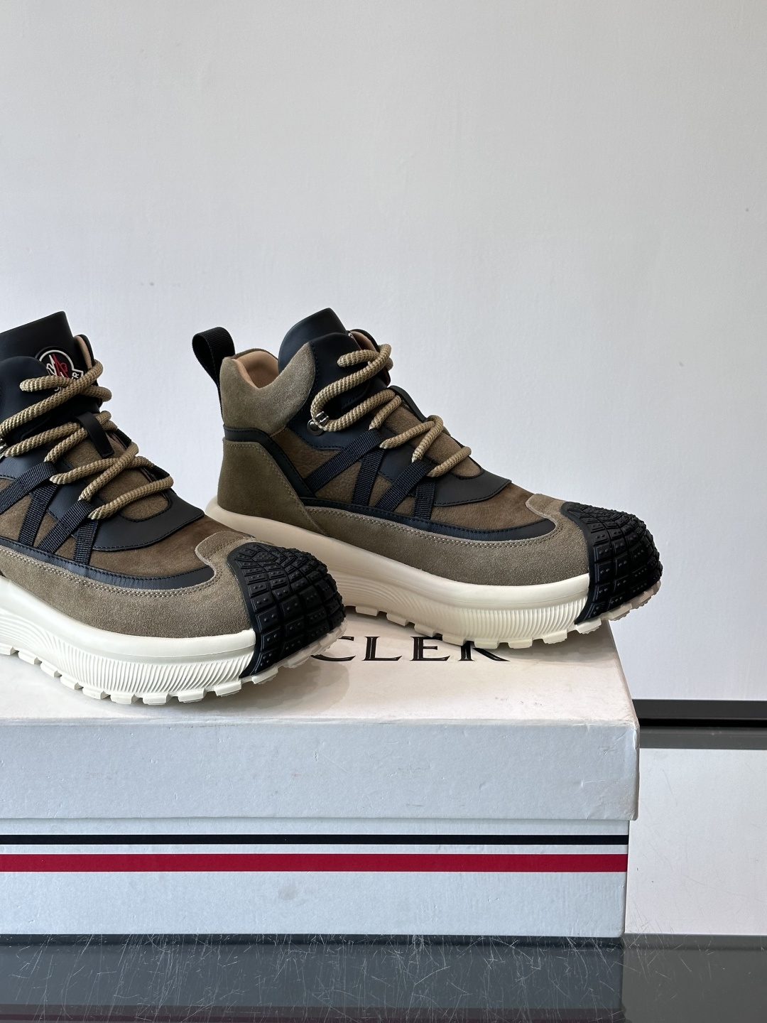 👟Mon蒙口男士运动鞋，棕色主色调，进口透气麂皮，质感满分又透气！黑色橡胶鞋头耐磨防护，厚底设计缓震力强