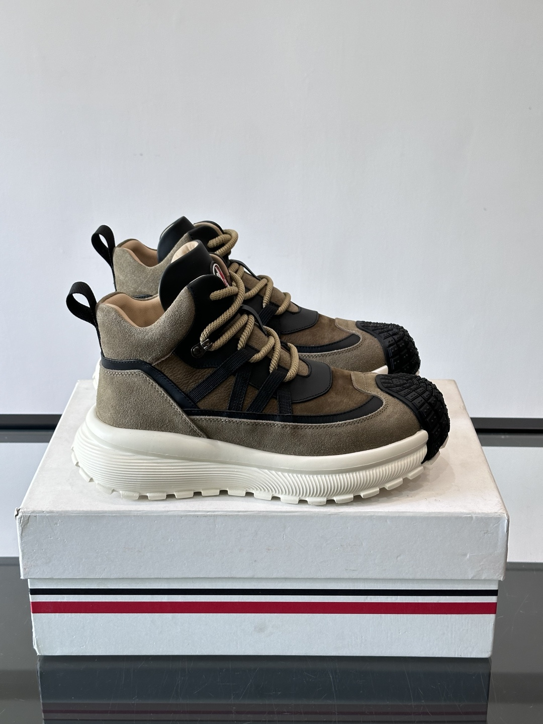 👟Mon蒙口男士运动鞋，棕色主色调，进口透气麂皮，质感满分又透气！黑色橡胶鞋头耐磨防护，厚底设计缓震力强