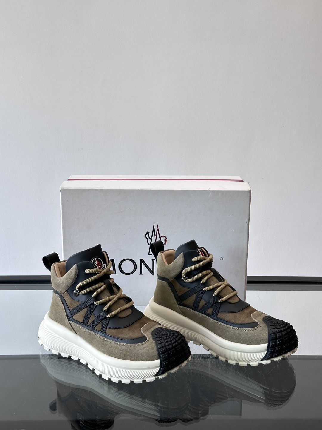 👟Mon蒙口男士运动鞋，棕色主色调，进口透气麂皮，质感满分又透气！黑色橡胶鞋头耐磨防护，厚底设计缓震力强