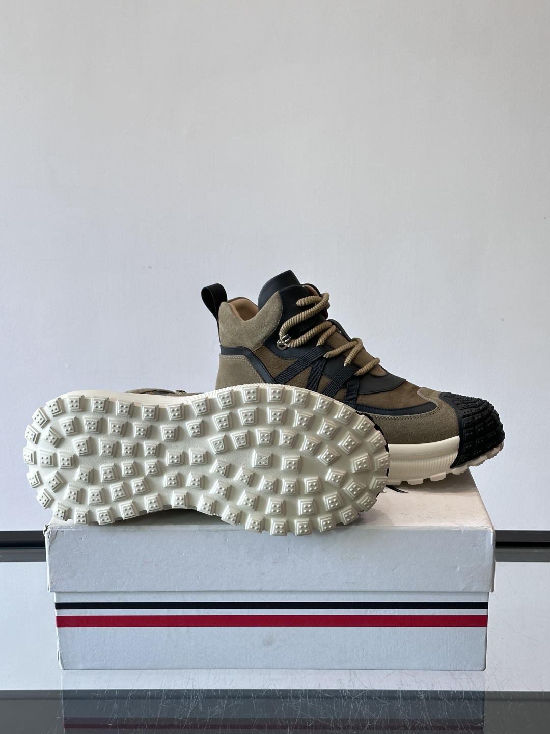 👟Mon蒙口男士运动鞋，棕色主色调，进口透气麂皮，质感满分又透气！黑色橡胶鞋头耐磨防护，厚底设计缓震力强