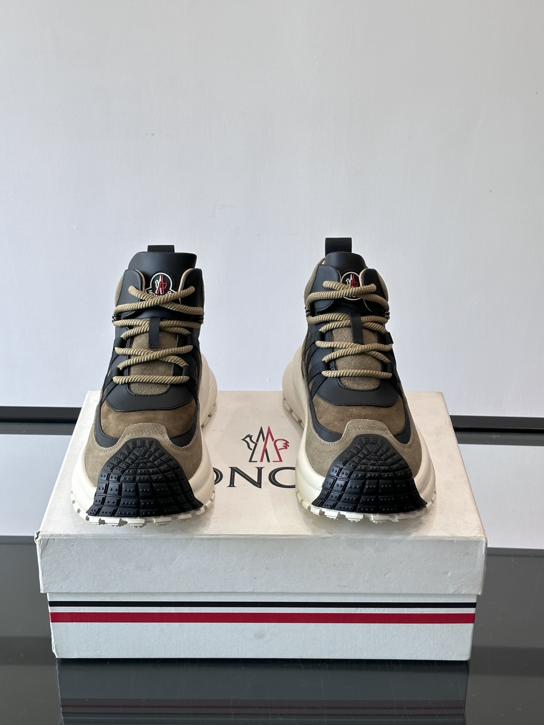 👟Mon蒙口男士运动鞋，棕色主色调，进口透气麂皮，质感满分又透气！黑色橡胶鞋头耐磨防护，厚底设计缓震力强