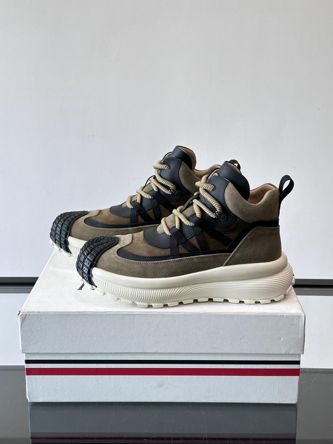 👟Mon蒙口男士运动鞋，棕色主色调，进口透气麂皮，质感满分又透气！黑色橡胶鞋头耐磨防护，厚底设计缓震力强