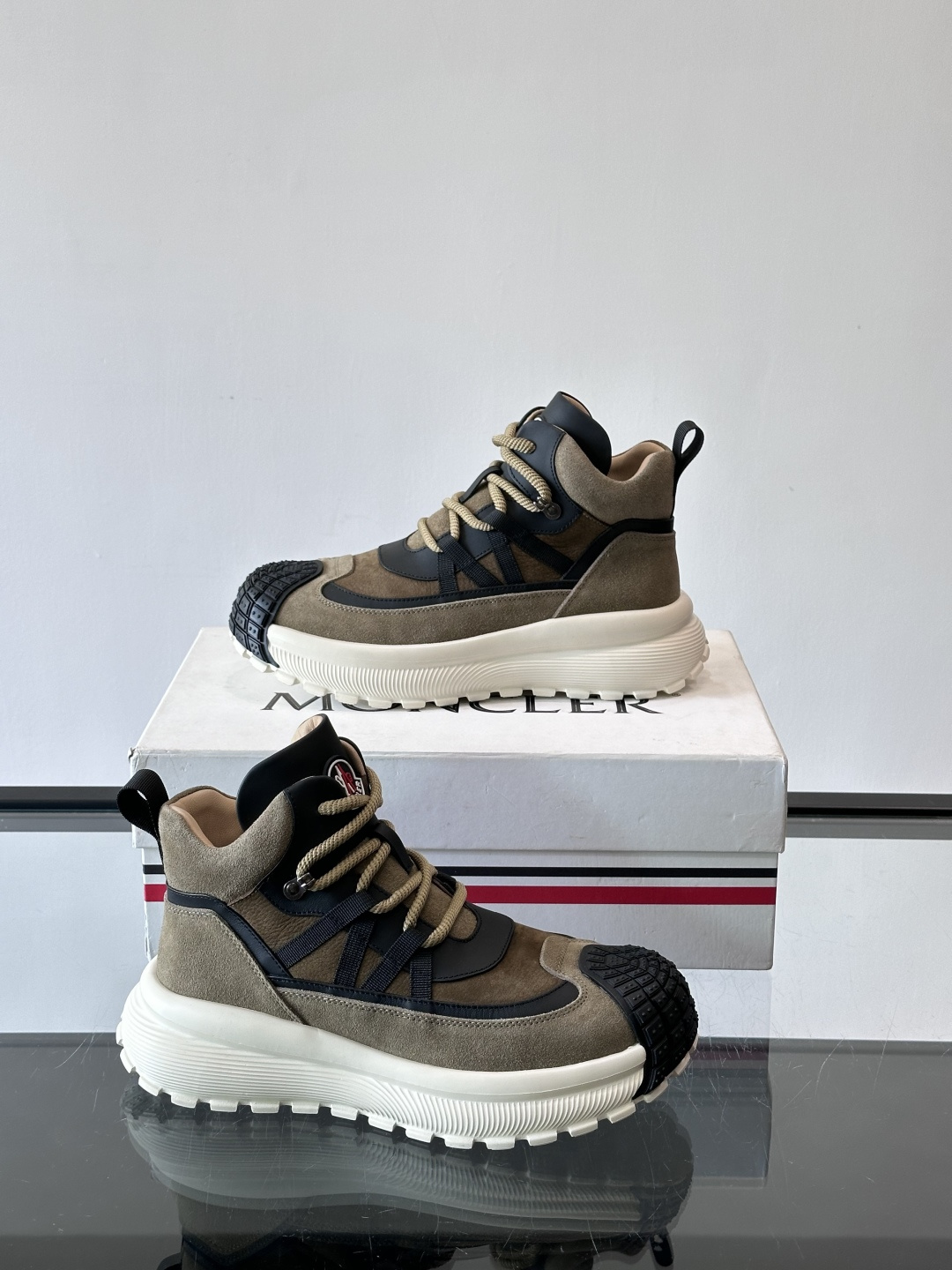 👟Mon蒙口男士运动鞋，棕色主色调，进口透气麂皮，质感满分又透气！黑色橡胶鞋头耐磨防护，厚底设计缓震力强